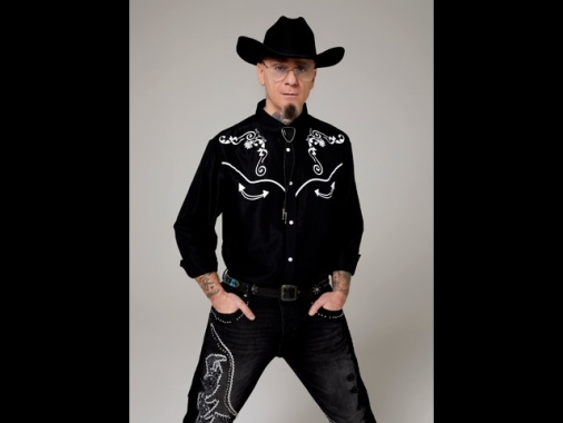 J-Ax esplosivo a Sanremo, strali contro Ice, Trump e Governo