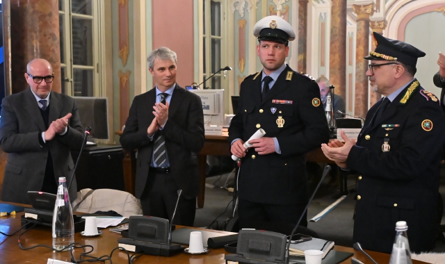 L’agente Alessandro Piazza premiato in Consiglio comunale  (foto Angelo Puricelli)