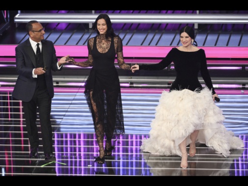 Irina Shayk applaudita a Sanremo, 'Carlo sono qui per te'