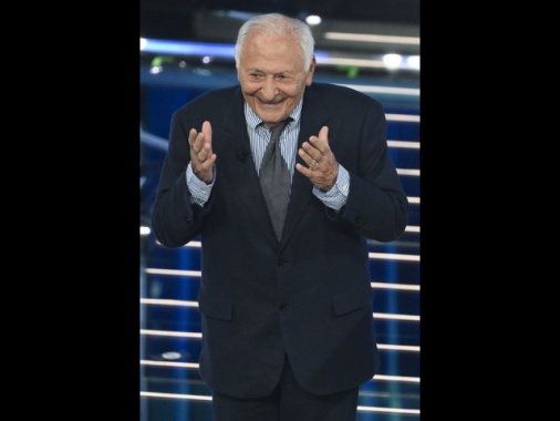 A Mogol il premio alla carriera, standing ovation all'Ariston