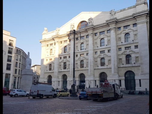 Borsa: Milano apre poco mossa (+0,05%)