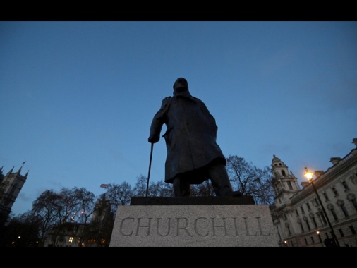 La statua di Churchill a Londra imbrattata con la scritta 'criminale sionista'