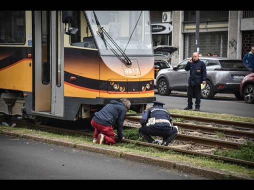 Deraglia un tram a Milano e investe alcune persone