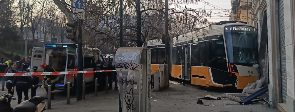 Tram deraglia, tragedia a Milano: due morti e decine di feriti