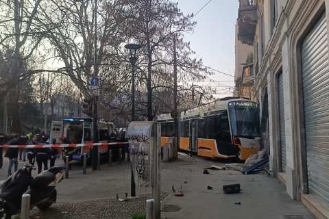 Tram deraglia, tragedia a Milano: due morti e 39 feriti
