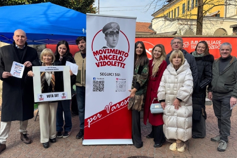 Varese, la Bersagliera al gazebo: «C’è voglia di cambiamento»