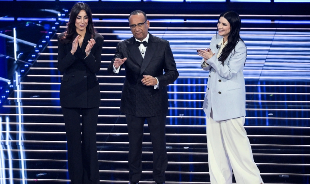 Giorgia Cardinaletti, Carlo Conti e Laura Pausini in apertura di serata (foto Ettore Ferrari/ANSA)