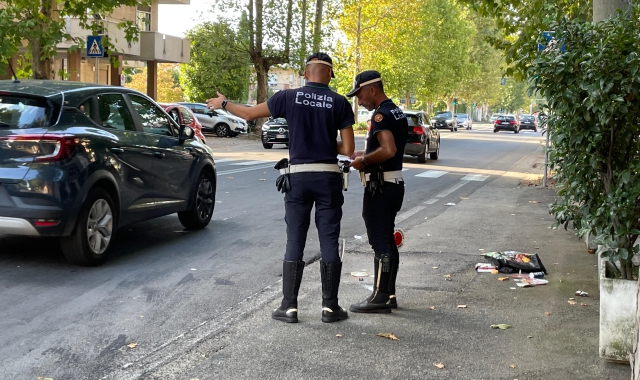 I rilievi della Polizia locale dopo un investimento in viale Don Minzoni