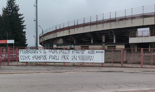 Lo striscione è stato esposto fuori dallo stadio di Varese “Franco Ossola”