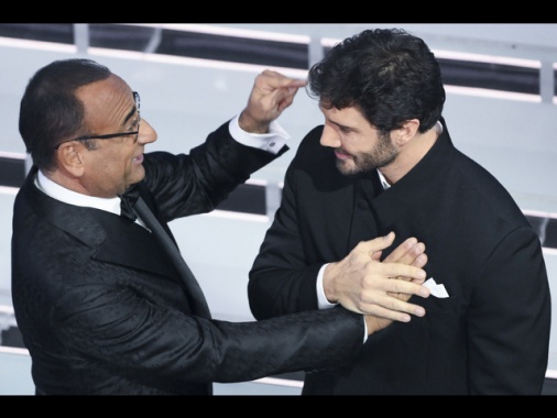 De Martino pubblica la foto dell'investitura, ci vediamo a Sanremo 2027