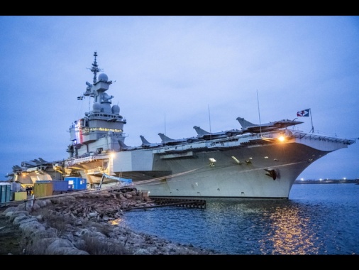 Portaerei francese Charles de Gaulle si dirige verso il Mediterraneo
