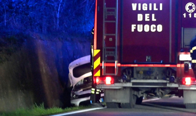 Auto nel fosso sulla bretella di Varese