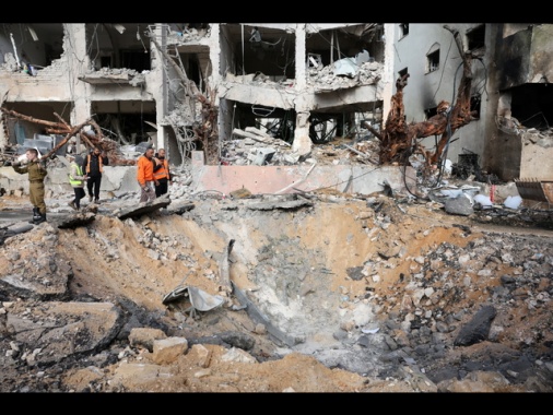 Missili dall'Iran, forti esplosioni a Tel Aviv e Gerusalemme