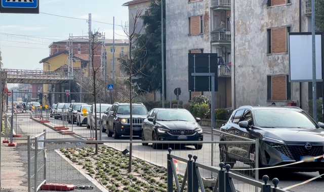 L’incontro del 22 febbraio tra Stefano Angei e alcuni abitanti e l’avvio della petizione a Belforte e Biumo. Sotto, una fase dei lavori per la ciclopedonale in viale Belforte (foto Benvegnù) 