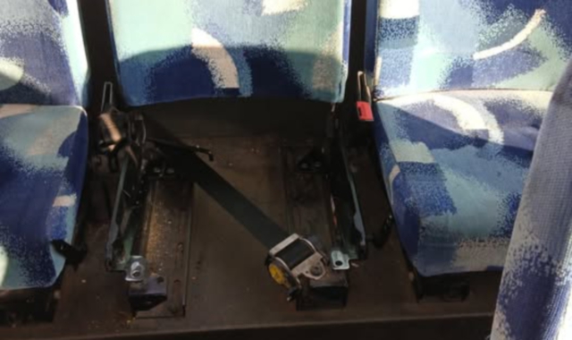 Vandali sul bus: sradicata la seduta di un sedile