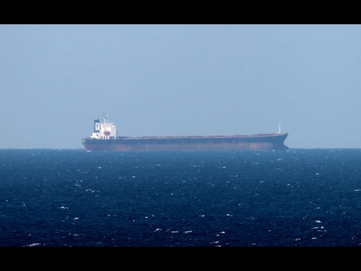 Oman, petroliera colpita da nave carica di esplosivo, un morto