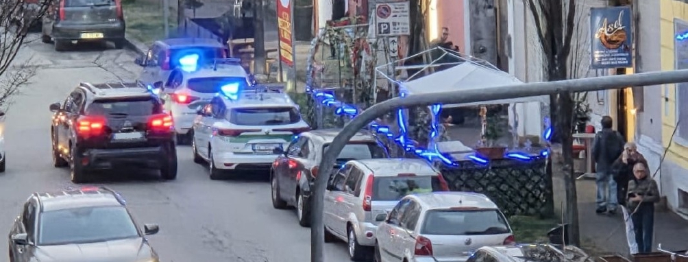 Picchia una donna e minaccia con l’accetta chi la difende