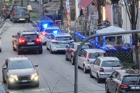 Picchia una donna e minaccia con l’accetta chi la difende