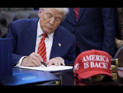 Trump, 'siamo pieni di munizioni, possiamo far guerra per sempre'