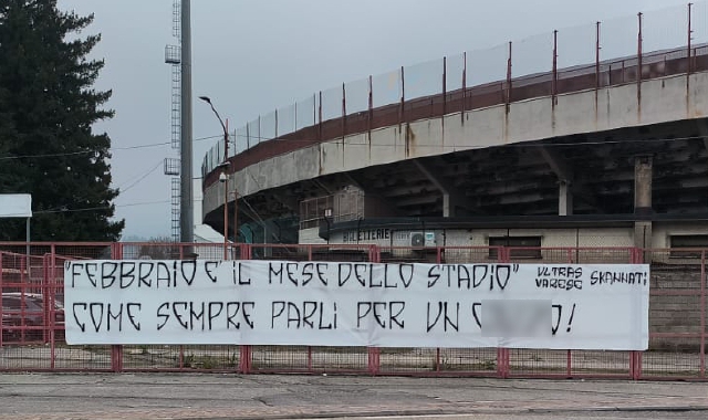 Lo striscione comparso domenica scorsa all’ingresso dello stadio “Franco Ossola”diventa richiamoalla politica cittadinaal confronto costruttivosul prossimo sviluppodel territorio comunalenell’area di Masnago