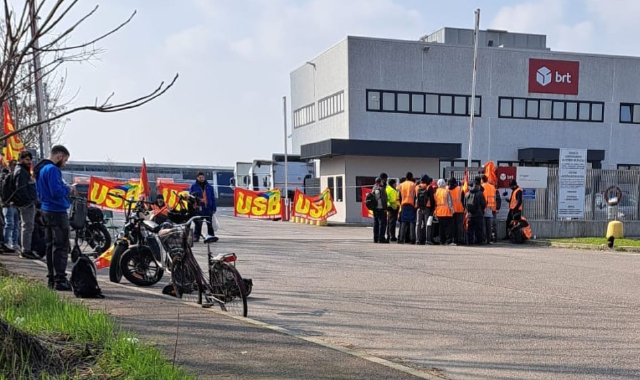 Presidio alla Bartolini, protesta contro il trattamento economico