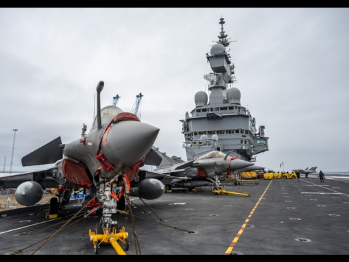 Macron, 'portaerei Charles De Gaulle in rotta per il Mediterraneo'