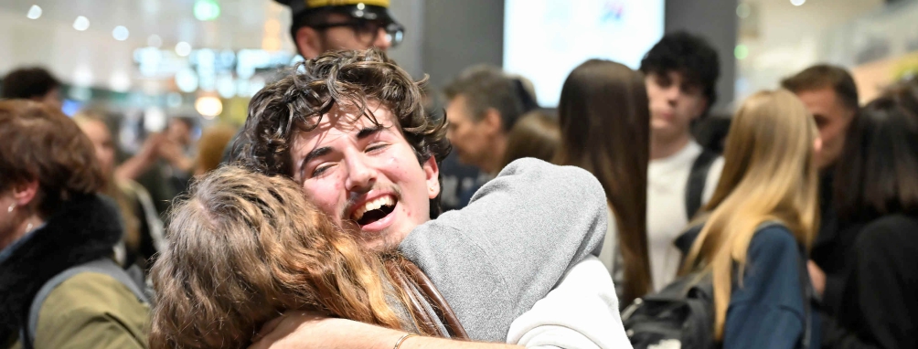 Malpensa, urla e abbracci: rientrati gli studenti da Dubai