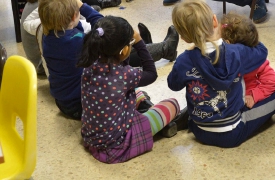 S’intrufola nella scuola dell’infanzia e picchia i poliziotti