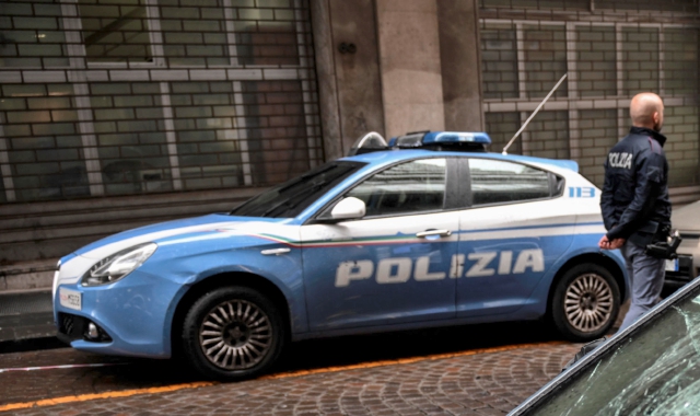 Busto, sfascia il bar e picchia i poliziotti