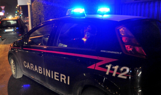 Minorenne gira di notte con l’auto della madre e aggredisce i carabinieri