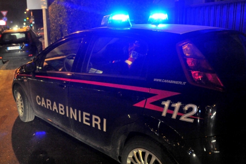 Minorenne gira di notte con l’auto della madre e aggredisce i carabinieri
