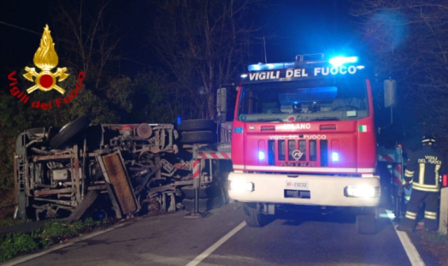 Somma, spazzatrice stradale si ribalta nella notte