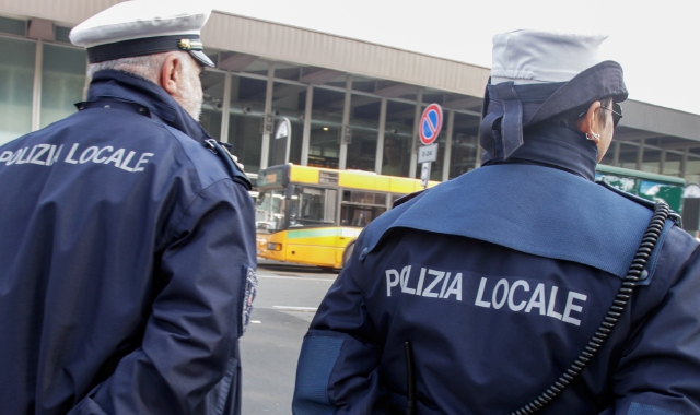 Polizia locale a piedi contro furti e truffe: «Così più visibili»