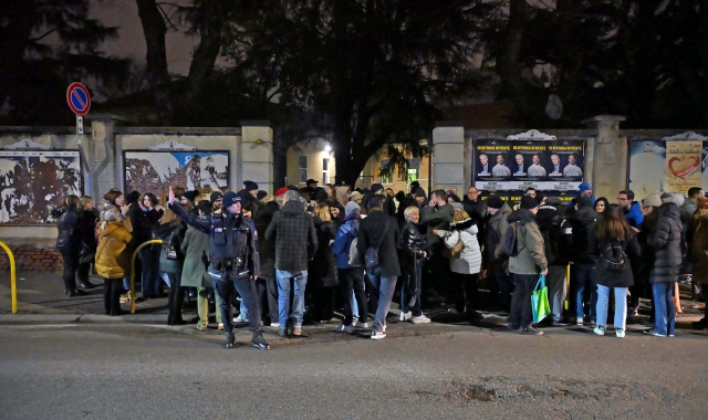 Il presidio dei genitori a gennaio davanti alla sede della fondazione per l’aumento delle rette