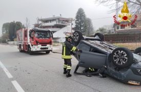 Si ribalta con l’auto dopo uno scontro: soccorso 32enne