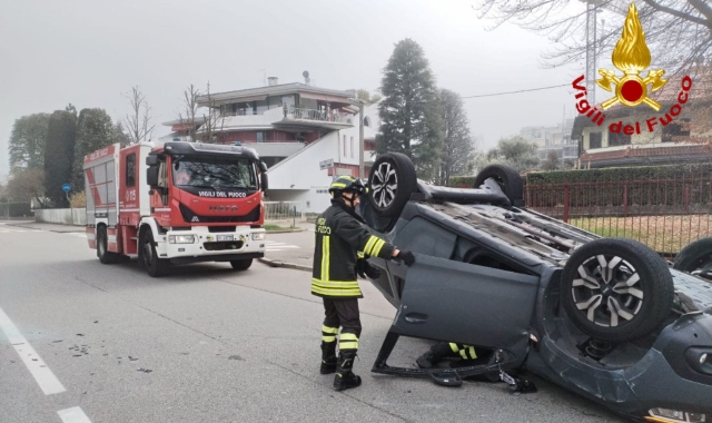 Si ribalta con l’auto dopo uno scontro: soccorso 32enne