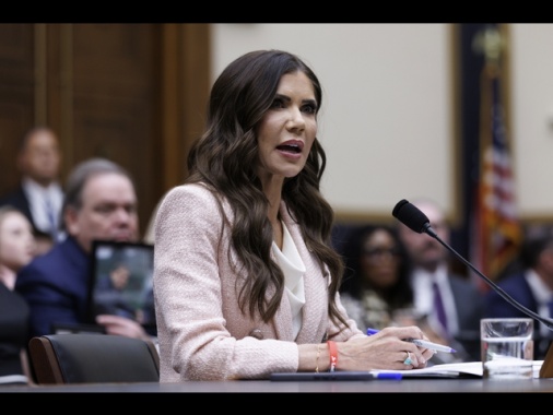 Trump licenzia Kristi Noem, il senatore Mullin alla Sicurezza interna