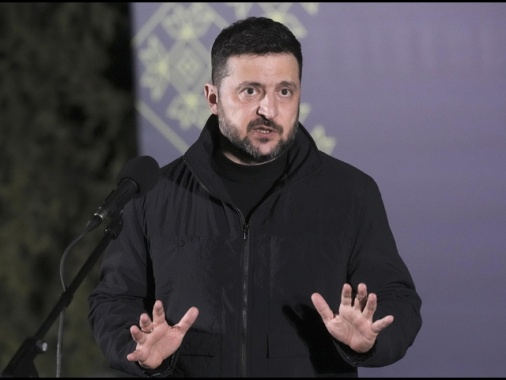 Zelensky nel Donetsk vicino al fronte, 'russi preparano offensiva di primavera'