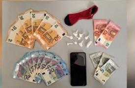 Cede una dose fuori casa: arrestato spacciatore