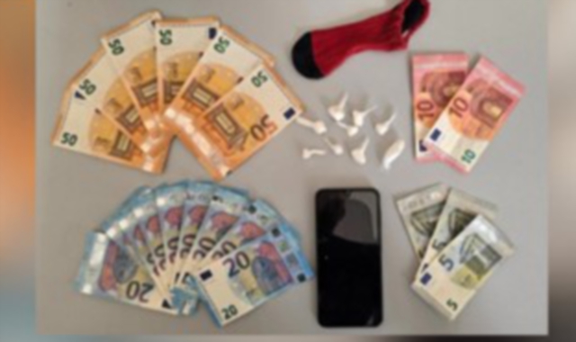 Cede una dose fuori casa: arrestato spacciatore