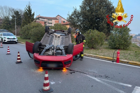 Auto ribaltata in viale Europa, paura e due feriti