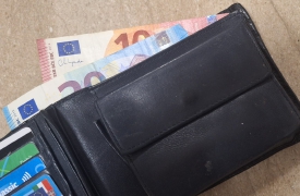 Trovano portafogli con 80 euro e lo portano alla polizia locale