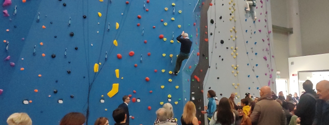A San Fermo si arrampica, ecco il Salewa Cube