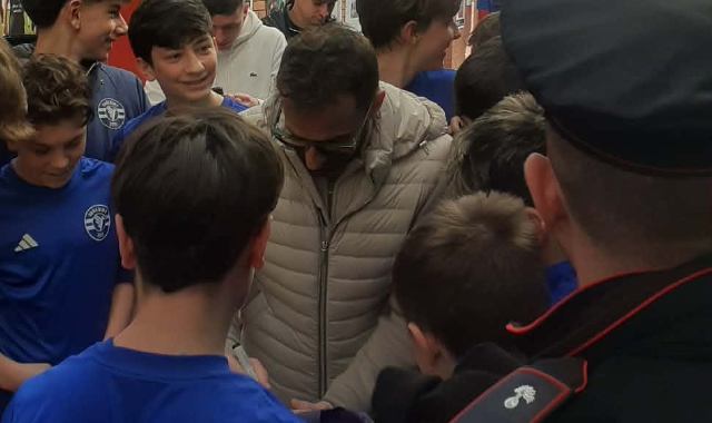 Alex Del Piero, in piumino leggero color panna, mentre firma autografi a Venegono