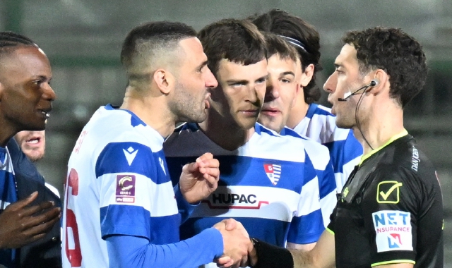  Le proteste della Pro Patria per il calcio di rigore che è costato la vittoria contro l’Alcione (foto Domenico Ghiotto) 
