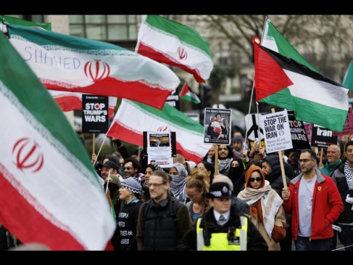 Proteste per l'Iran e contro la guerra in varie parti nel mondo, da Parigi a Cipro