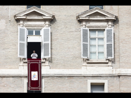 Il Papa, 'la mia solidarietà alle donne vittime di violenza'