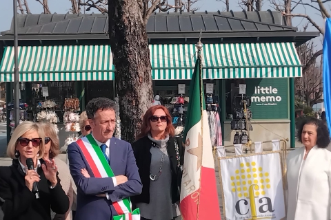 Arona: il piazzale dell’imbarcadero a Camilla Ravera