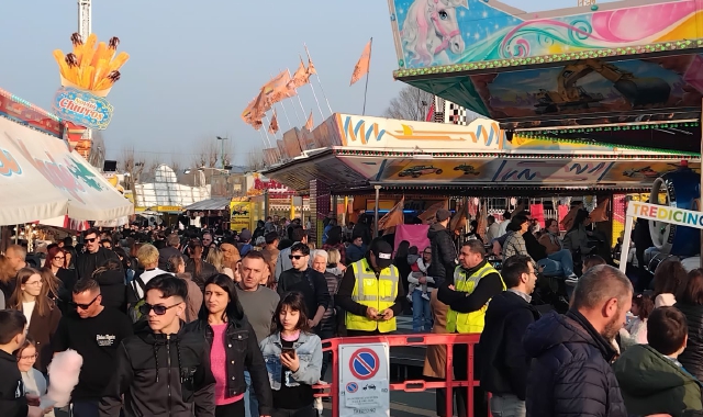 Sole e giostre: Arona presa d’assalto