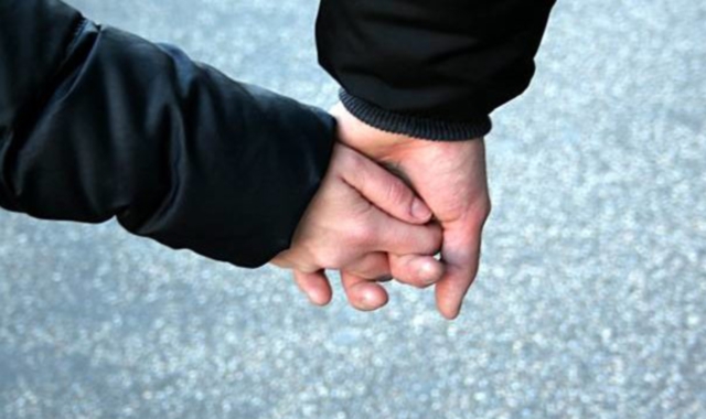 Porta i figli in Albania ma non potrebbe: a processo